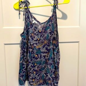 Should tie, button up shirt